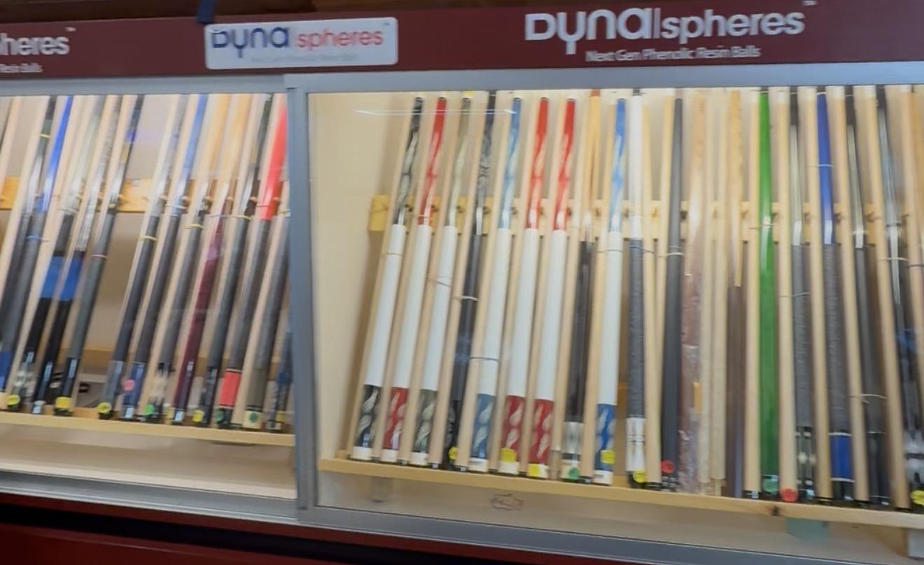 Cue display under the Dynaspheres sign